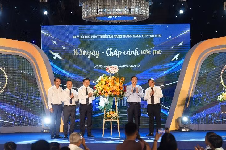Bí thư Tỉnh ủy Nam Định Phạm Gia Túc (thứ 2 từ phải qua) trao tặng lẵng hoa cho Hội đồng quản lý Quỹ tại buổi lễ