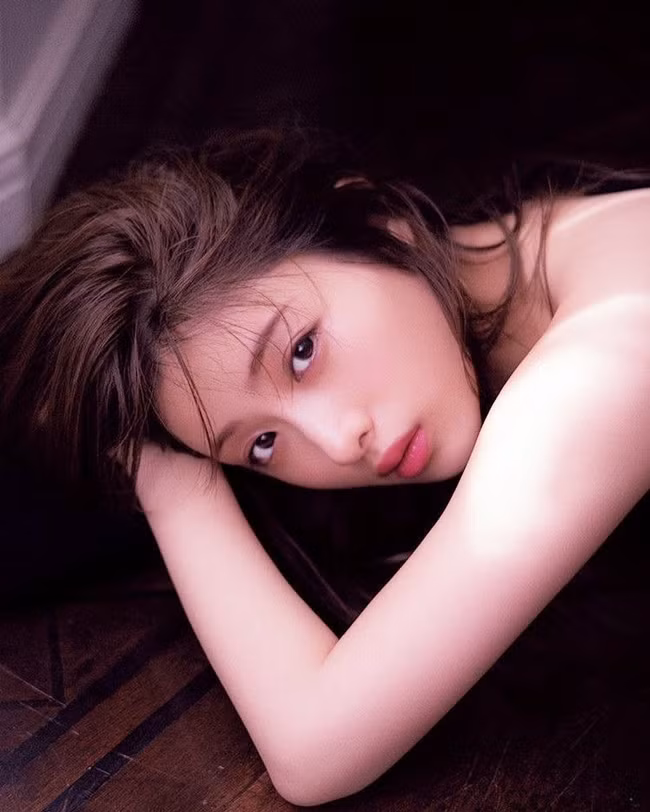Quốc bảo nhan sắc - Ishihara Satomi đứng ở vị trí thứ 7 trong danh sách của Oricon. Ishihara Satomi sinh năm 1986 hớp hồn khán giả cả nam lẫn nữ bằng nụ cười rạng rỡ, sống mũi thon gọn và bờ môi căng mọng.