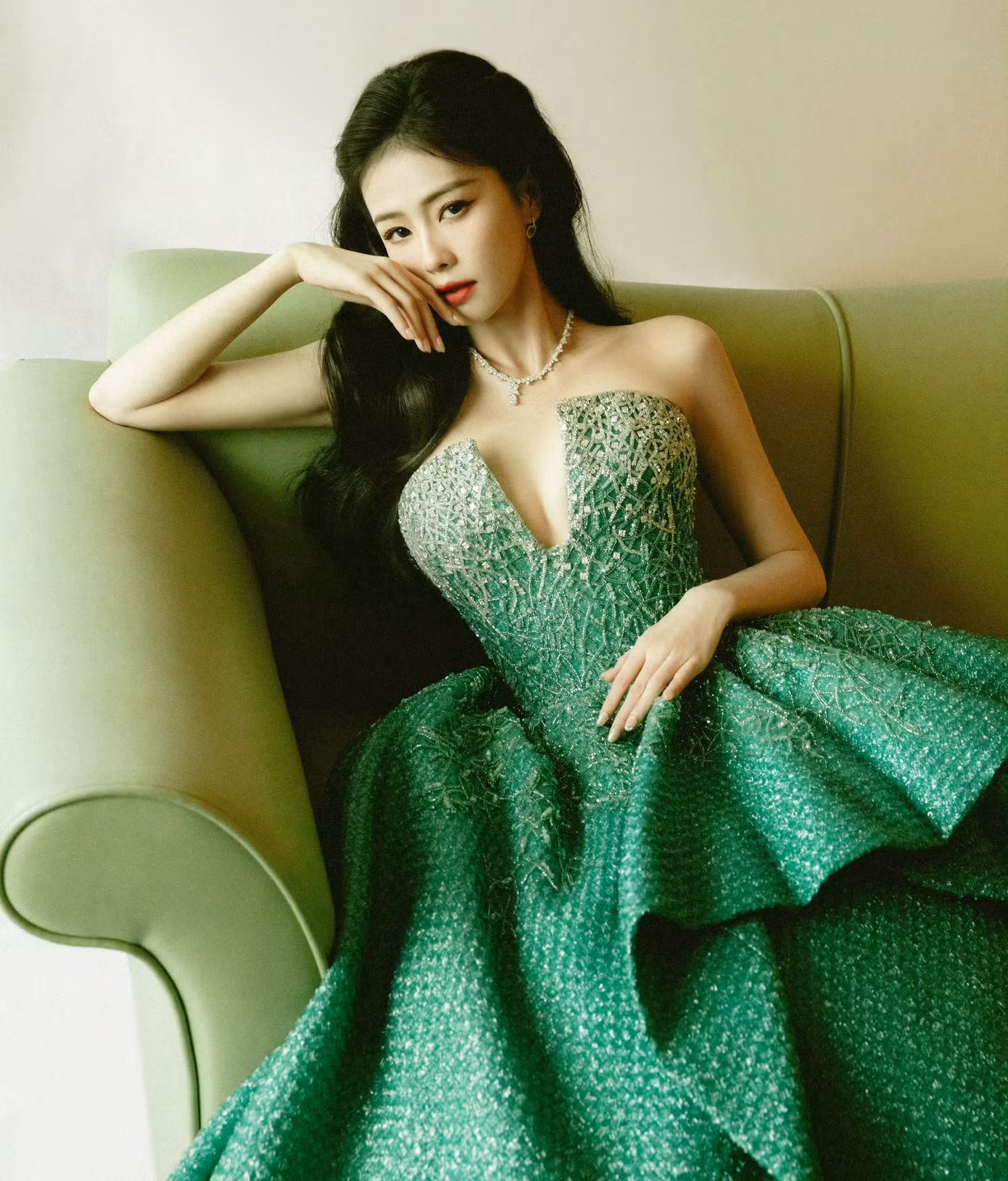 Trên thảm đỏ, Bạch Lộc gây ấn tượng với thiết kế váy cup ngực xanh đính hàng nghìn viên kim cương. Bộ lễ phục gợi cảm giúp Bạch Lộc khoe được vòng một. Tuy nhiên, chiếc váy cũng bị nhận xét là có phần nặng nề.
