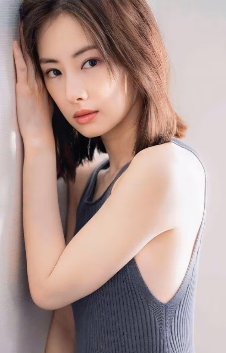 Kitagawa Keiko giành vị trí đầu tiên trong bảng xếp hạng. Mỹ nhân sinh năm 1986 có độ nổi tiếng và được yêu thích không suy giảm suốt 15 năm. Cô được mệnh danh là Mỹ nhân đẹp nhất mọi thời đại của Nhật Bản. Kitagawa Keiko từng thể hiện vai Rei Hino (Thủy thủ sao Hỏa) trong Thủy Thủ Mặt Trăng, The Fast and the Furious: Tokyo Drift, Nụ hôn thiên đường, Tớ muốn ăn tụy của cậu, Miền đất hứa... Với vẻ đẹp vừa ngây thơ vừa quyến rũ và có nét lai Tây, nhiều năm liên tiếp Keiko nằm trong danh sách những nhan sắc Nhật Bản được ngưỡng mộ nhất.
