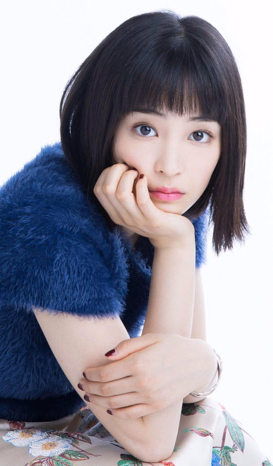 Vị trí thứ 5 là Hirose Suzu sinh năm 1998 được xưng là "nữ thần học đường" và từng đứng thứ nhất danh sách những mỹ nhân tự nhiên đẹp nhất Nhật Bản (năm 2019). Cô gia nhập showbiz từ năm 2012 và gây chú ý qua các phim Umimachi Diary (Em gái bé nhỏ), Your Lie in April, Let's Go, Jets!, Anone, Chihayafuru: Musubi, Laplace's Witch... Tài năng đóng phim xuất sắc giúp Hirose Suzu nhiều lần nhận được giải thưởng của Viện Hàn lâm Nhật Bản như Diễn viên mới xuất sắc (2016), Nữ diễn viên chính xuất sắc (2017), Nữ diễn viên phụ xuất sắc (2018).