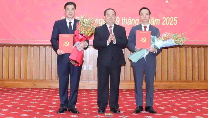 Bí thư Tỉnh ủy Quản Minh Cường trao quyết định và tặng hoa chúc mừng các Phó Bí thư Tỉnh ủy Vũ Hồng Quang (trái) và Lê Hải Hòa.