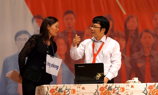 Còn phần thi tài năng, nhiều đội thi đã thể hiện các tiểu phẩm, khả năng thơ ca, hát múa… Trong ảnh tiểu phẩm Trường đào tạo siêu sao
