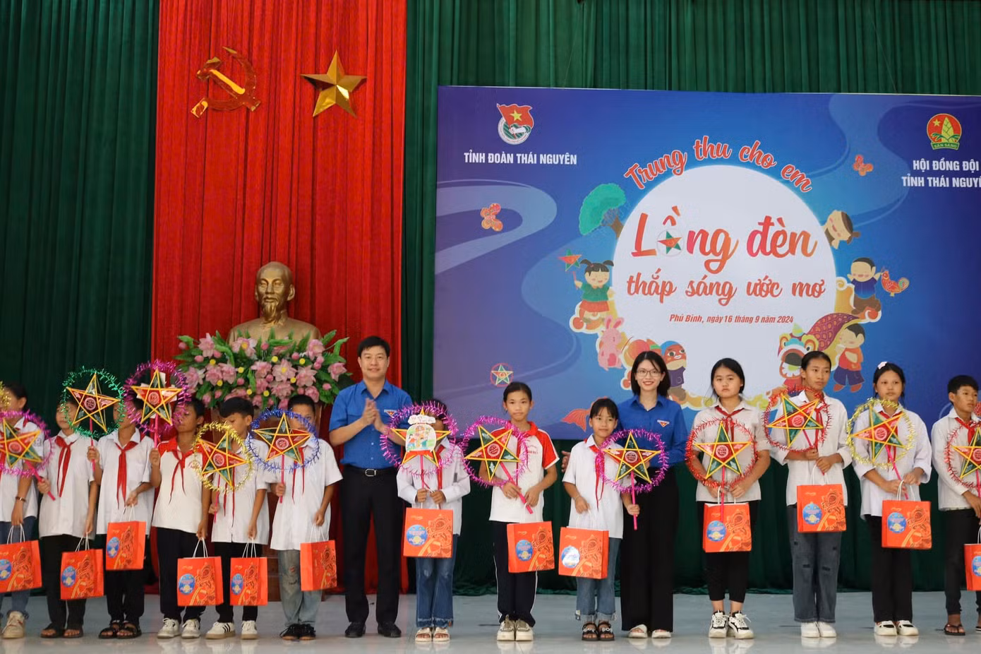 Anh Lê Hải Long - Trưởng ban Công tác Thiếu nhi T.Ư Đoàn, Phó chủ tịch thường trực Hội đồng Đội Trung ương và chị Phạm Thị Thu Hiền - Phó Bí thư phụ trách Tỉnh Đoàn Thái Nguyên trao quà Trung thu cho các em thiếu nhi.