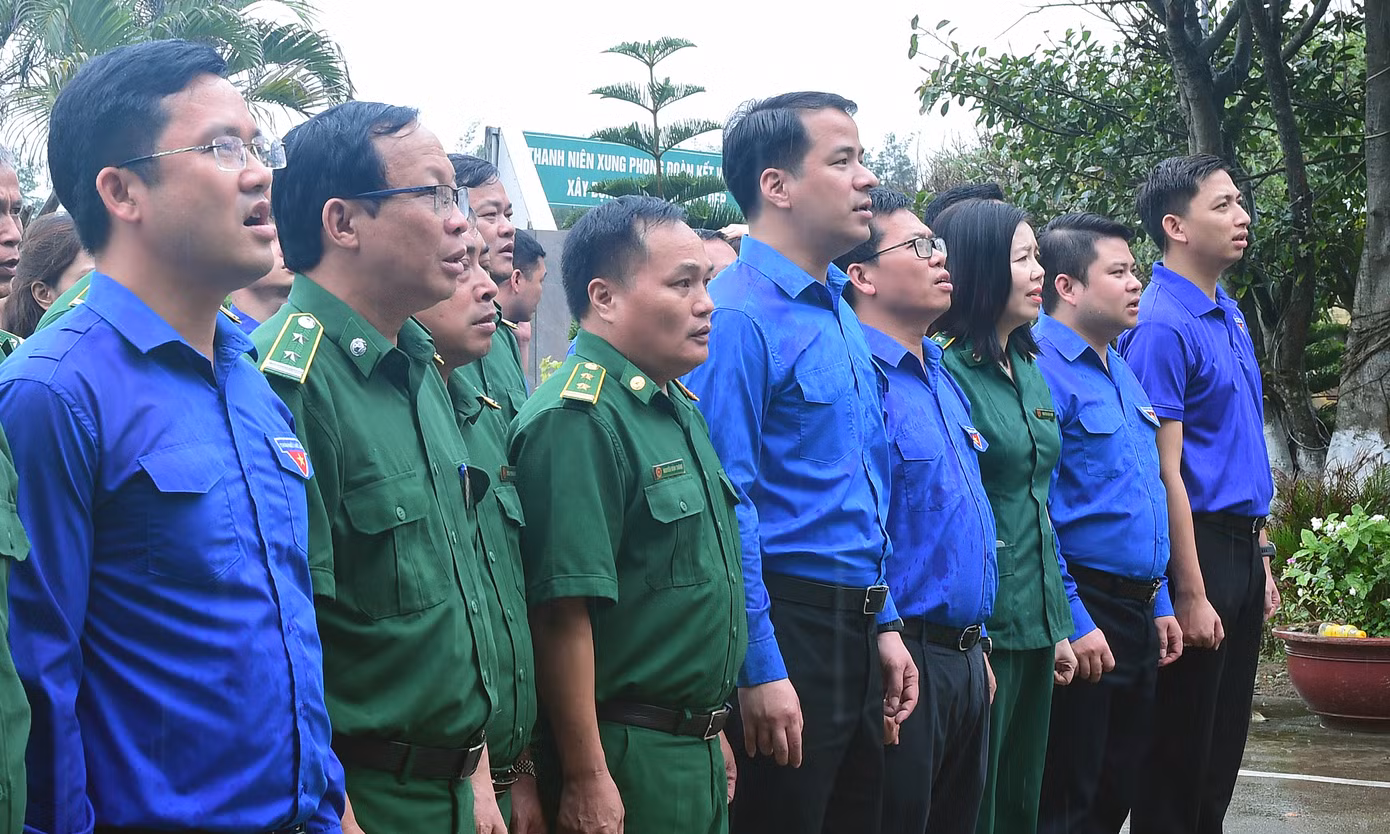 Các đại biểu hát thực hiện nghi lễ chào cờ. Ảnh: Xuân Tùng