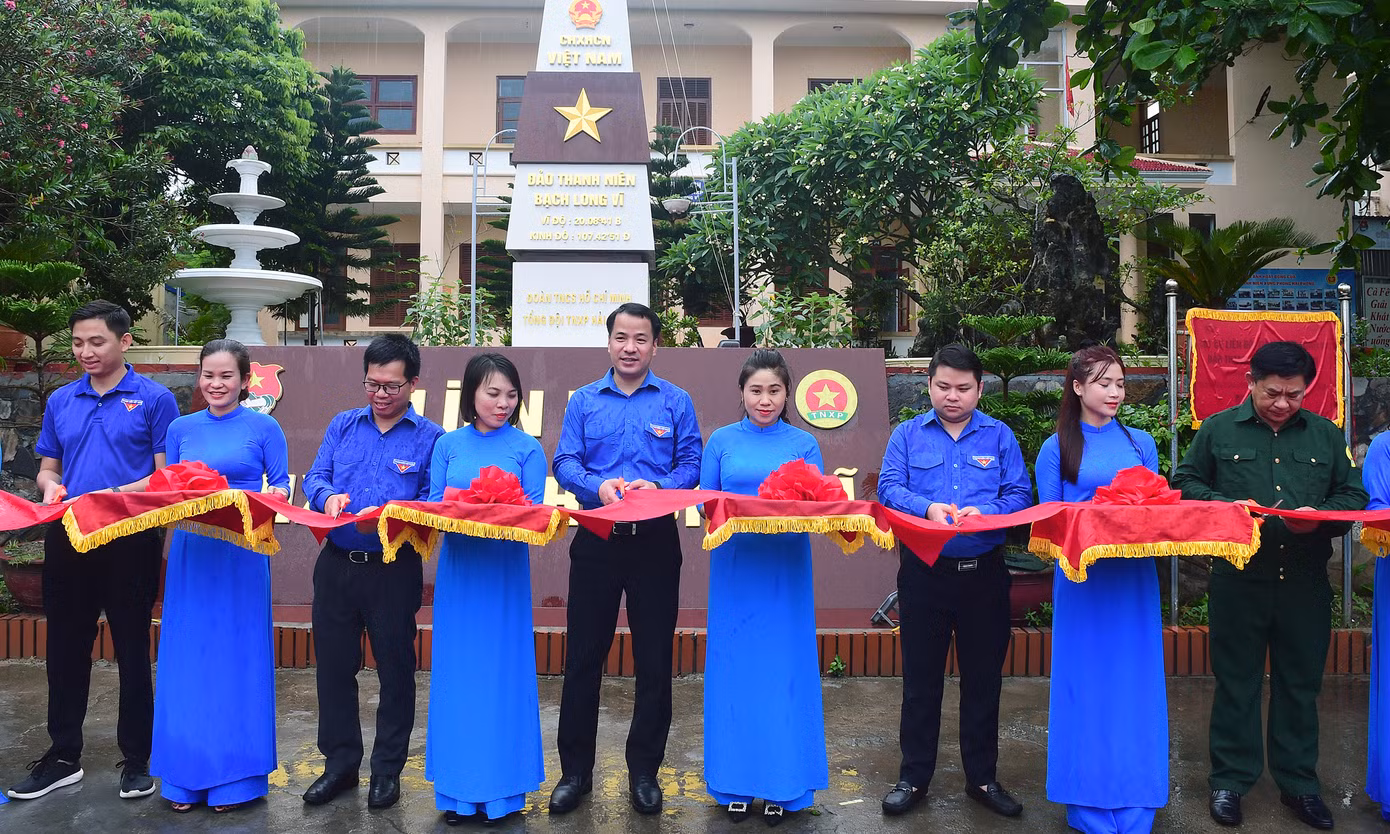 Các đại biểu cắt băng khánh thành việc sửa chữa, nâng cấp công trình Cột cờ TNXP Bạch Long Vĩ. Ảnh: Xuân Tùng
