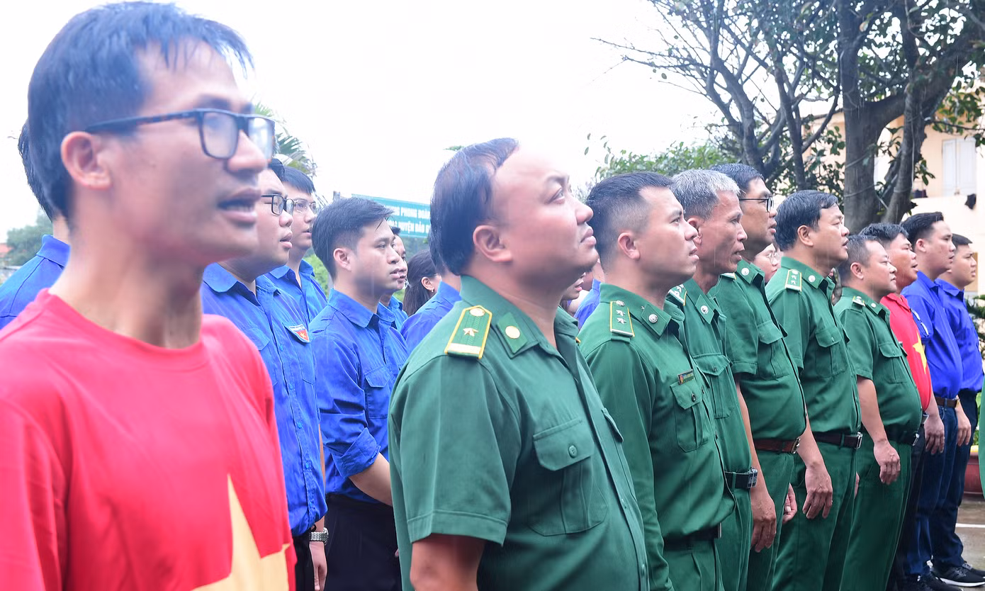 Các đại biểu hát thực hiện nghi lễ chào cờ. Ảnh: Xuân Tùng