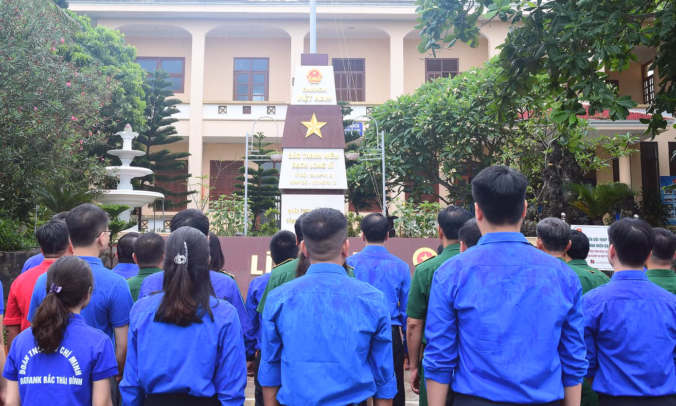 Các đại biểu hát thực hiện nghi lễ chào cờ. Ảnh: Xuân Tùng