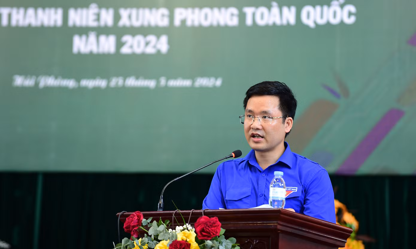 Anh Vũ Huy Dương - Phó trưởng Ban TNXP T.Ư Đoàn trình bày báo cáo tại hội nghị. Ảnh: Xuân Tùng