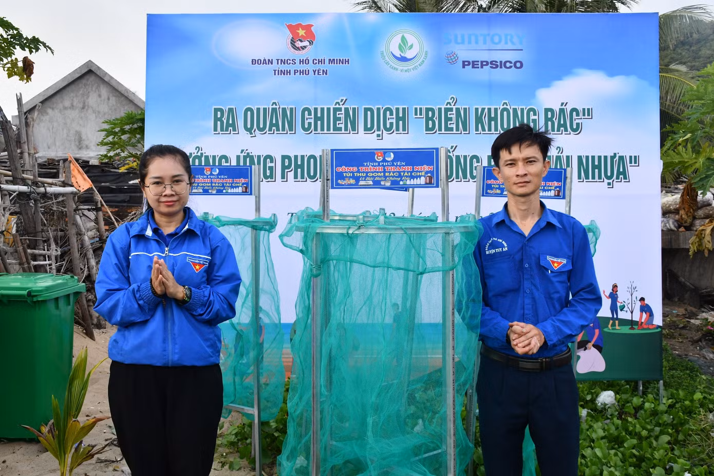 Ban Tổ chức tặng mô hình túi thu gom rác tái chế. Ảnh: TĐPY