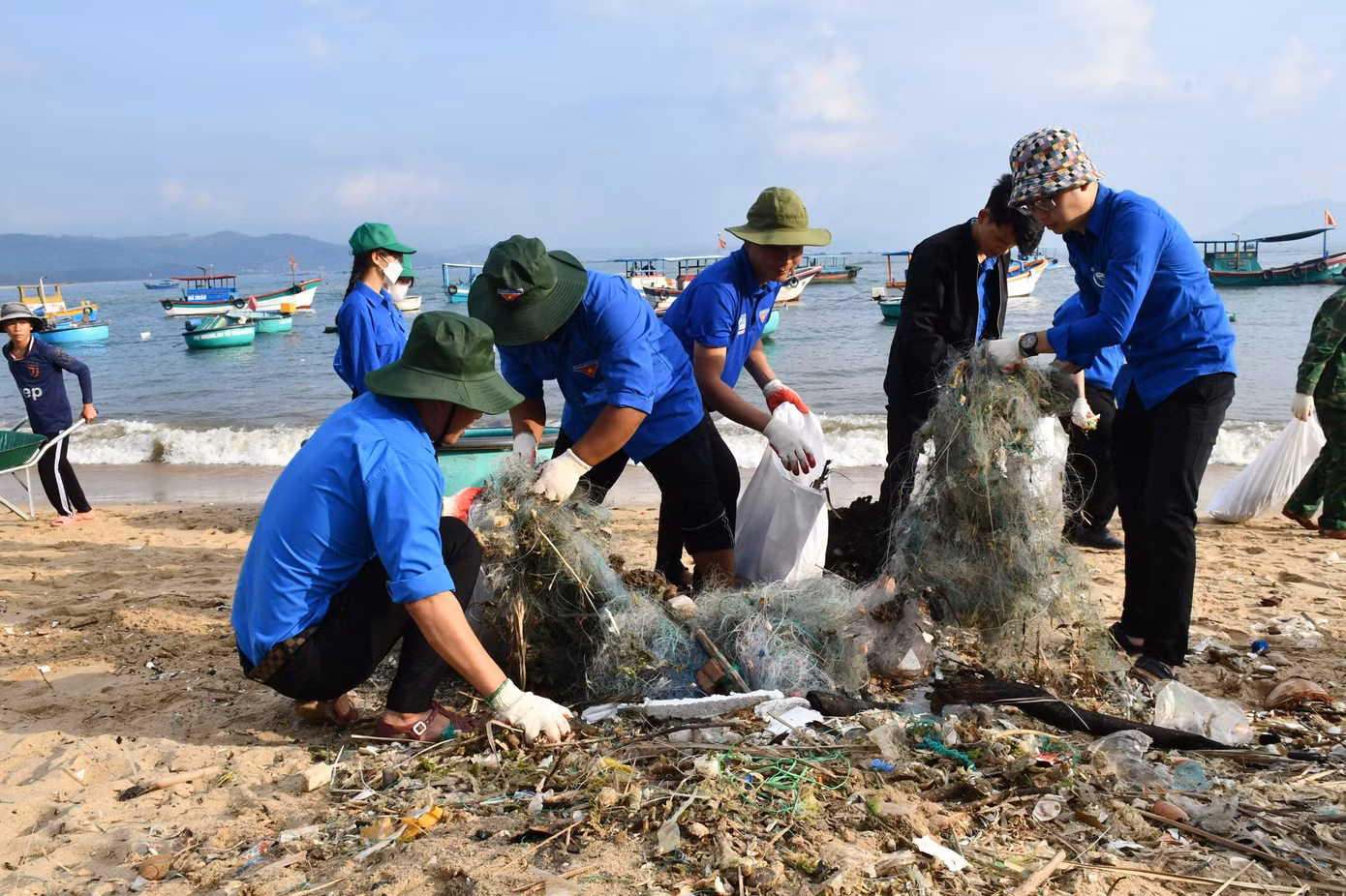 Đoàn viên thanh niên Phú Yên tham gia vệ sinh, thu gom rác làm sạch bờ biển. Ảnh: TĐPY