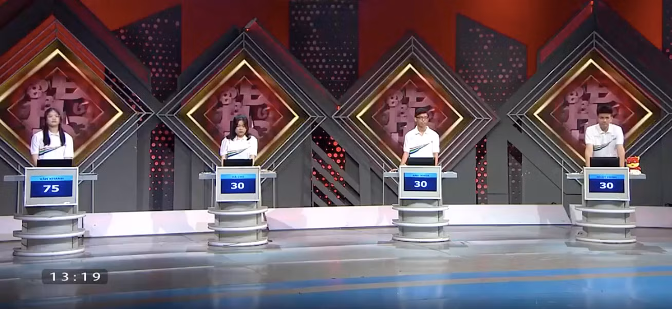 Vân Khanh vươn lên dẫn đầu đoàn đua sau khi giải mã ẩn số chướng ngại vật.