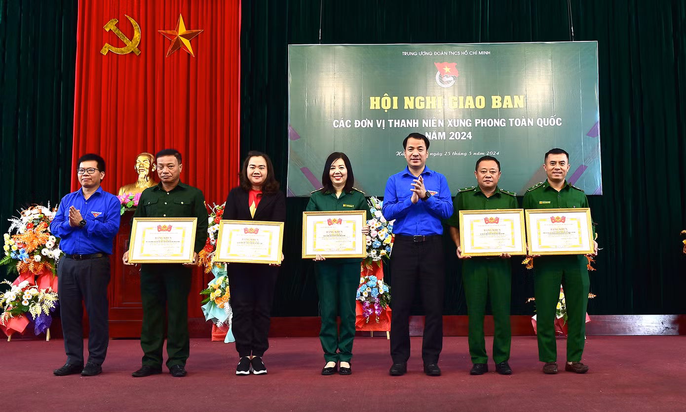 Dịp này, T.Ư Đoàn trao Bằng khen các cá nhân, đơn vị có thành tích xuất sắc. Ảnh: Xuân Tùng