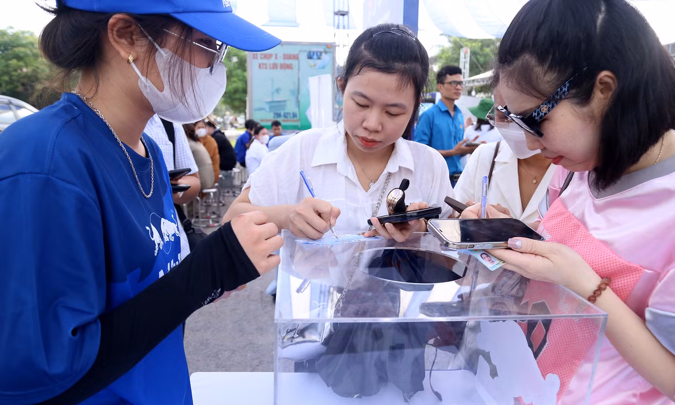 Hoạt động khám bệnh, tư vấn chăm sóc sức khoẻ; bốc thăm trúng thưởng và tặng quà tại Ngày hội.