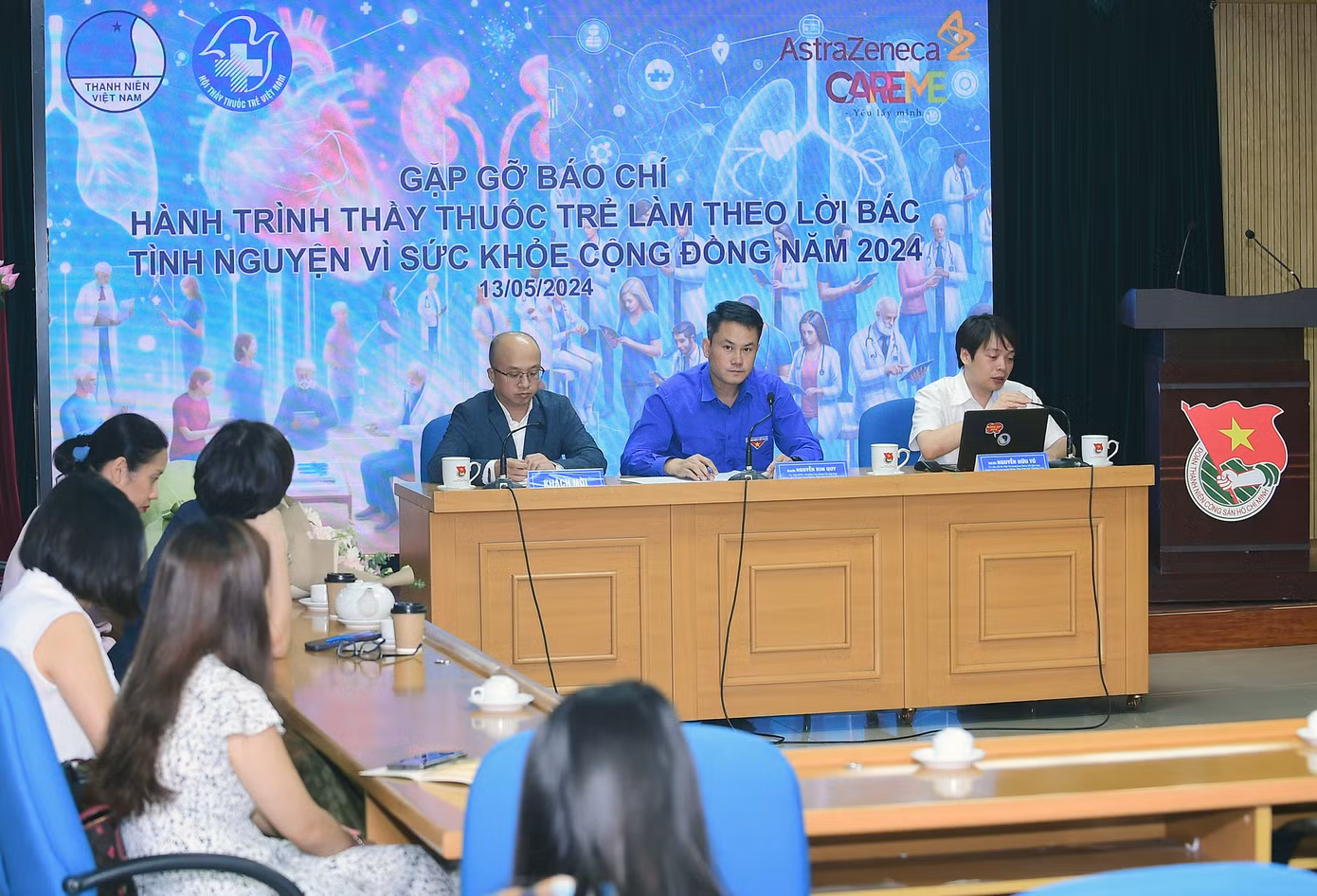 Trao đổi tại họp báo có anh Nguyễn Kim Quy – Phó Chủ tịch thường trực T.Ư Hội LHTN Việt Nam; anh Nguyễn Hữu Tú - Phó Chủ tịch kiêm Tổng thư ký T.Ư Hội Thầy thuốc trẻ Việt Nam; ông Phạm Quốc Trí - Đại diện AstraZeneca Việt Nam. Ảnh: Xuân Tùng