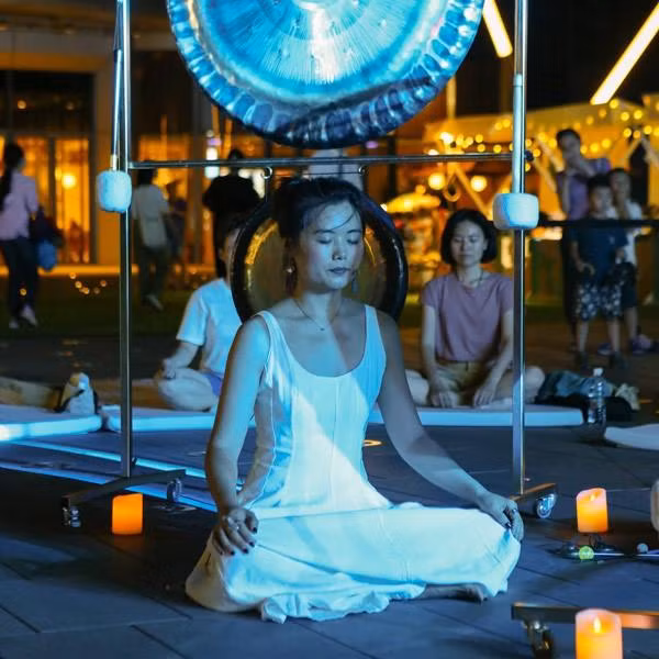 Huang Xinyi, người sáng lập Creative Shelter, đang hướng dẫn một lớp thiền
