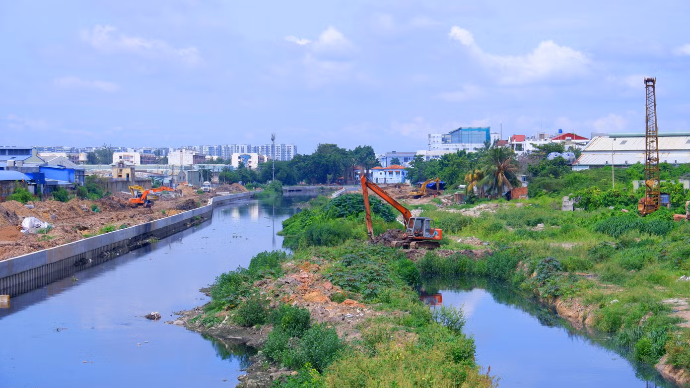 Chủ đầu tư cho biết hiện nay dự án còn 29 trường hợp chưa bàn giao mặt bằng và 21 trường hợp bàn giao mặt bằng chưa đến ranh dự án. Điều này làm ảnh hưởng đến tiến độ thi công tại một số gói thầu.