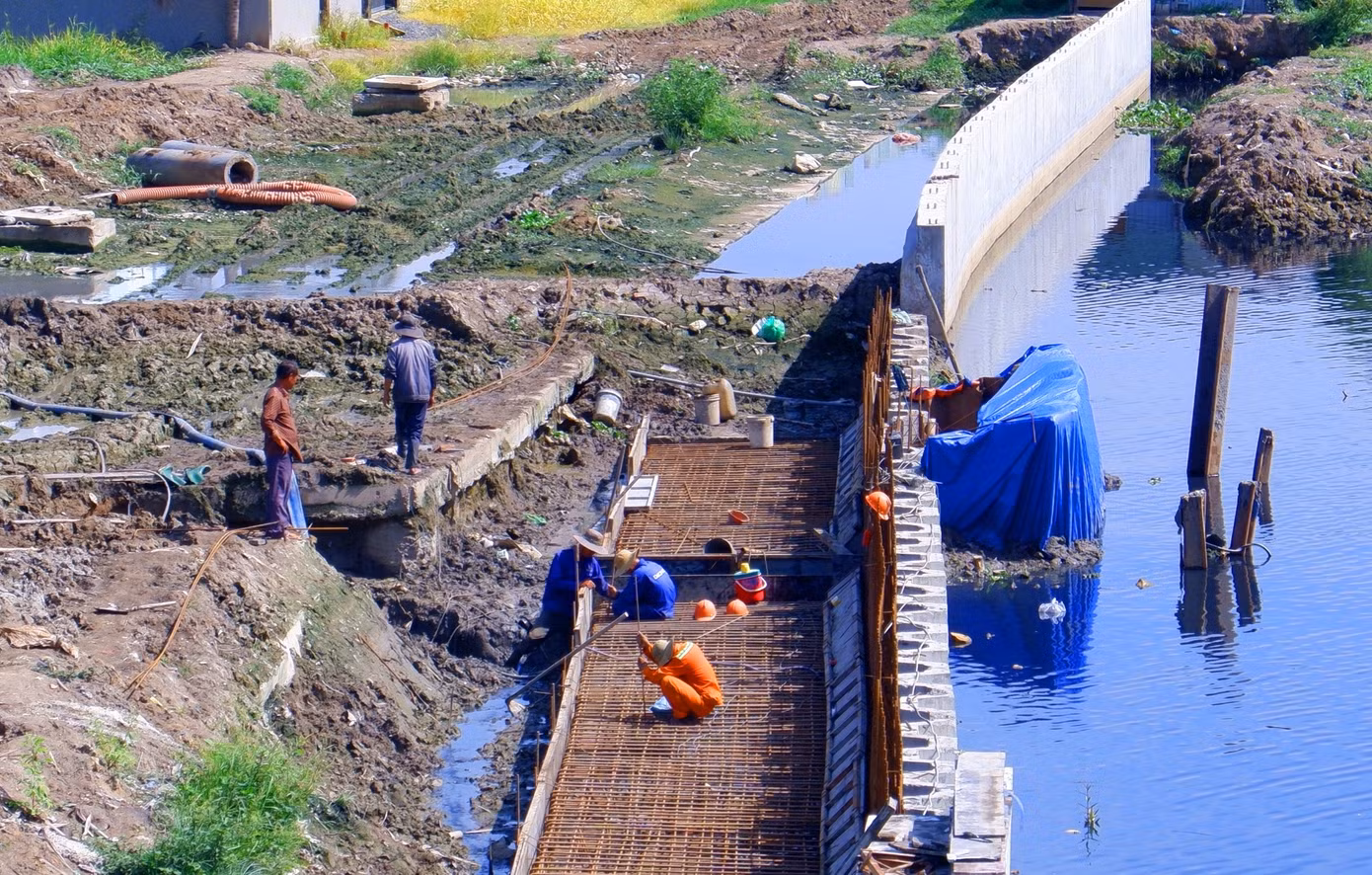 Bên cạnh đó, trên tuyến của dự án này có các tuyến lưới điện hạ thế, trung thế và trạm biến áp cáp viễn thông, ảnh hưởng đến quá trình thi công, cần phải được di dời và tái bố trí mới. Chủ đầu tư kiến nghị Sở Công Thương và các đơn vị ngành điện xem xét, xác định lại phạm vi an toàn, có thể điều động phân phối trong quá trình vận hành lưới điện để hỗ trợ các nhà thầu.