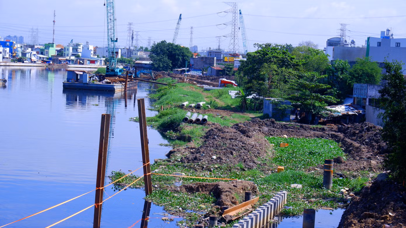 Dự án được khởi công vào ngày 23/2/2023 với phạm vi thi công dọc tuyến kênh Tham Lương - Bến Cát - rạch Nước Lên dài gần 32km, đi qua địa bàn 7 quận, huyện gồm quận Bình Tân, Tân Phú, Tân Bình, Gò Vấp, Bình Thạnh, quận 12 và huyện Bình Chánh.