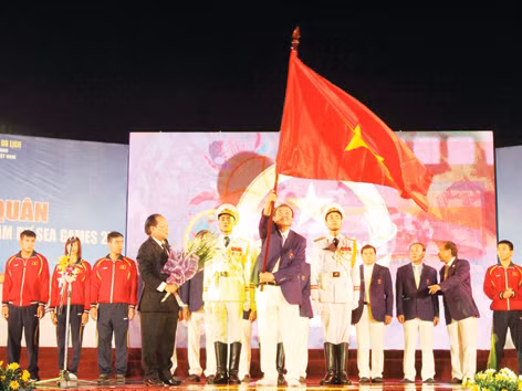Trưởng đoàn TTVN Lâm Quang Thành phất cao ngọn cờ quyết thắng trong lễ xuất quân Đoàn TTVN dự SEA Games 27. ảnh: VSI