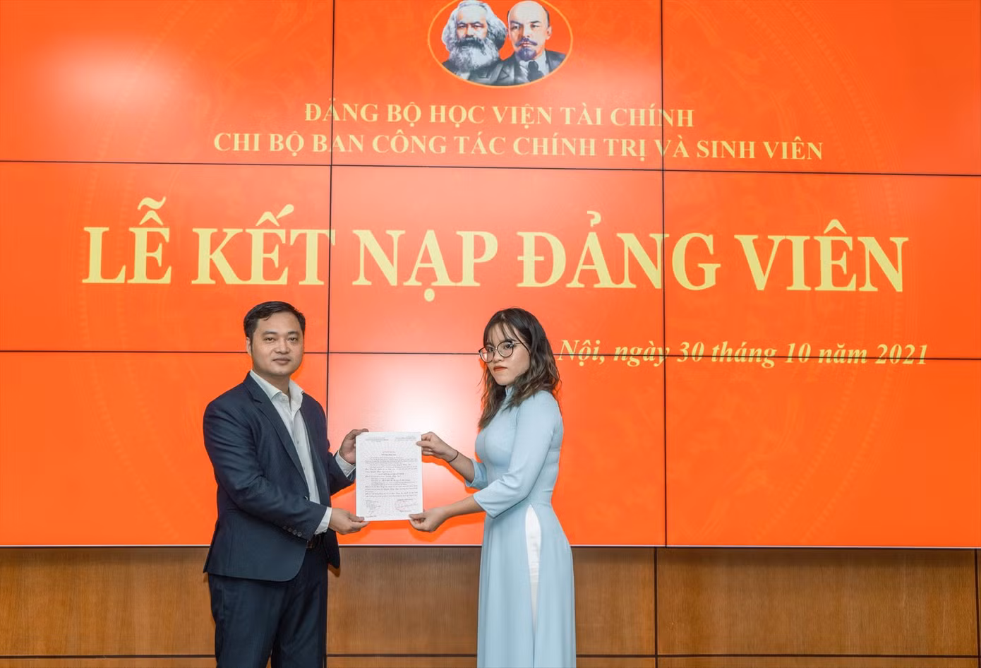 Thủ khoa Nguyễn Hồng Ngọc (Học viện Tài chính) được kết nạp Đảng tháng 10/2021