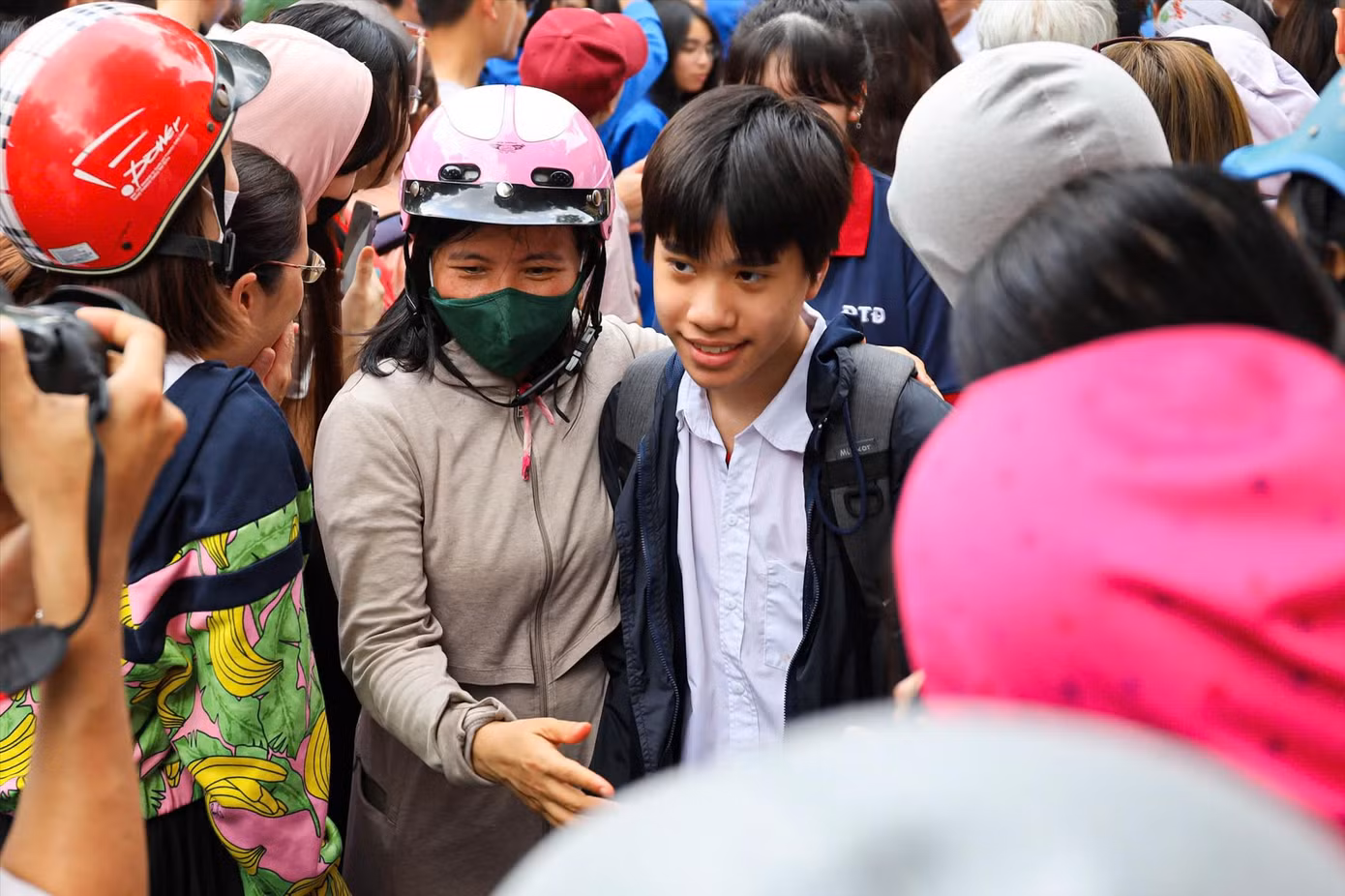 Sự đồng hành của phụ huynh luôn là động lực, nguồn động viên tinh thần đối với mỗi sĩ tử. Ảnh: NGUYỄN ĐỨC