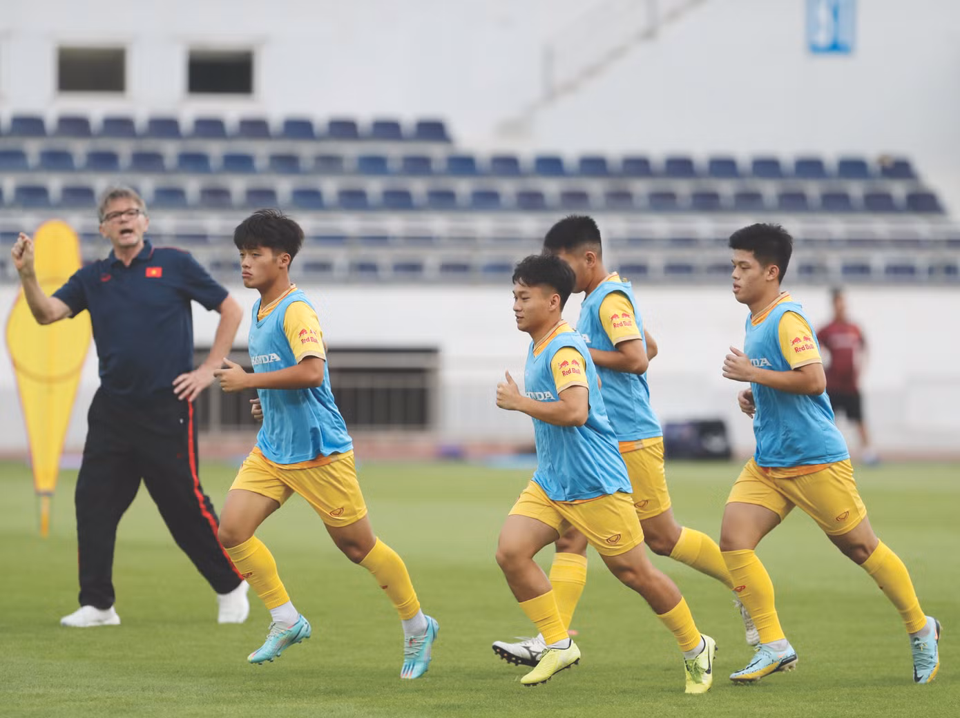 HLV Philippe Troussier hướng dẫn các tuyển thủ U22 tập luyện, chuẩn bị cho chiến dịch bảo vệ tấm HCV SEA Games