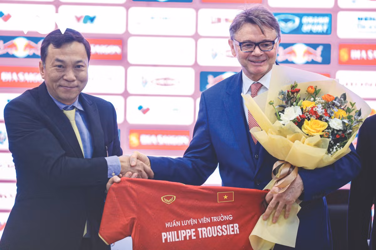 Chủ tịch VFF Trần Quốc Tuấn trao tặng HLV Troussier chiếc áo ĐTQG mang tên ông tại lễ ra mắt tân HLV trưởng ĐTQG Việt Nam