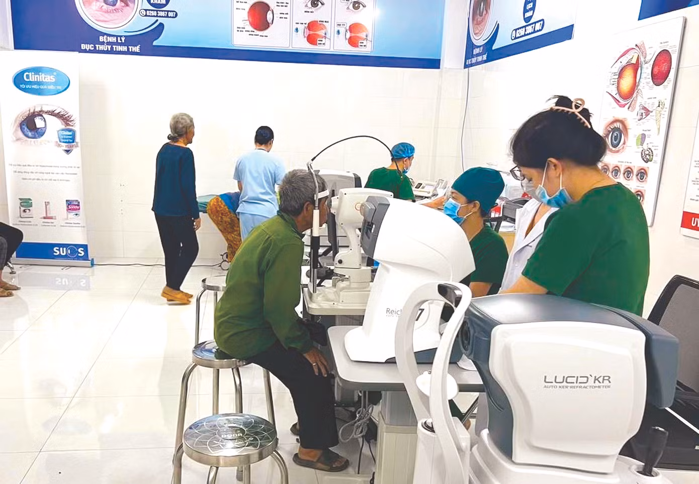 Người dân ở Kon Tum tới Bệnh viện Mắt Kon Tum khám, chữa bệnh