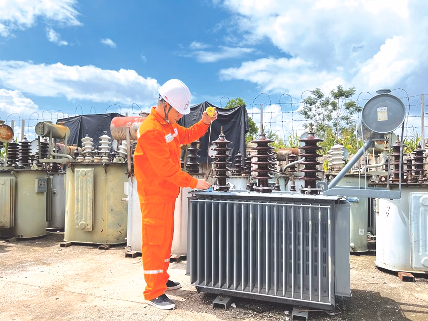 Công nhân Điện lực kiểm tra các máy biến áp dự phòng