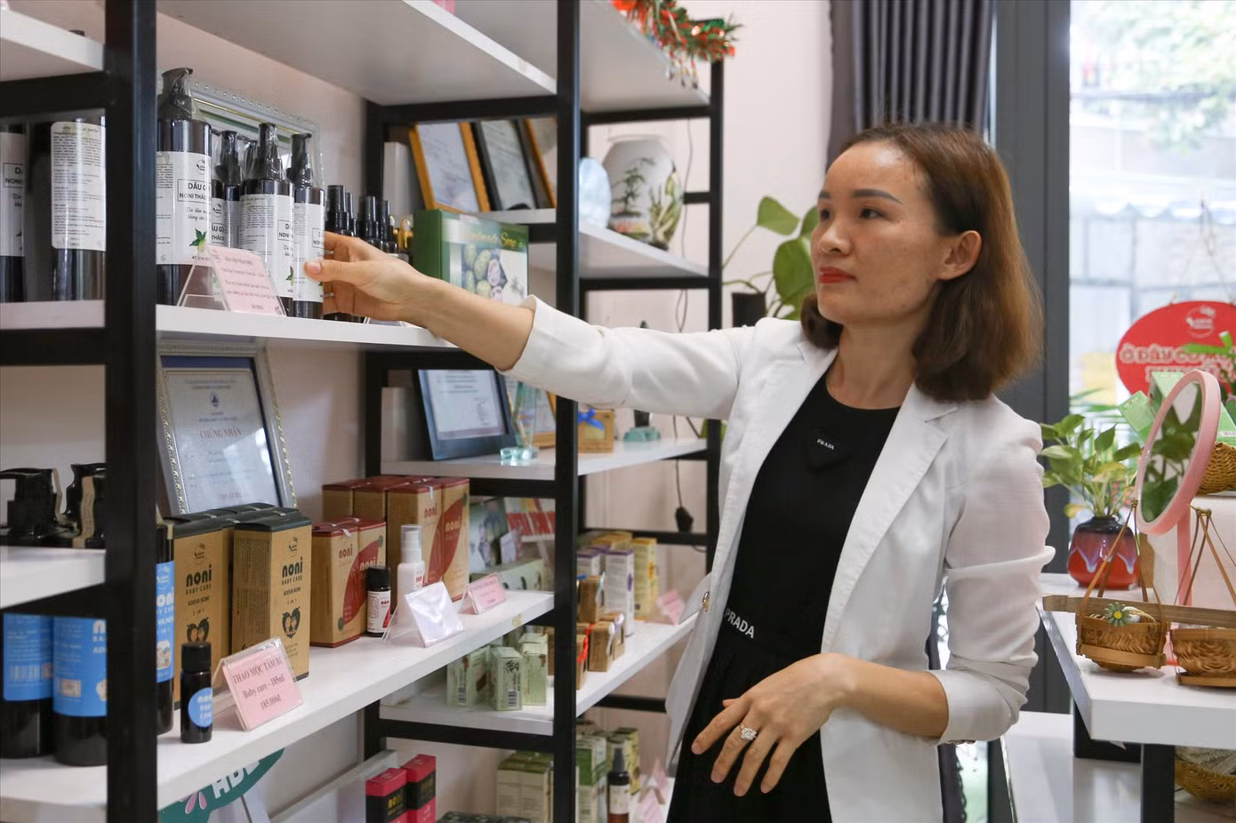 Chị Nguyễn Thị Dung (ở phường Hòa An, quận Cẩm Lệ, TP. Đà Nẵng) khởi nghiệp với trái nhàu, cho ra nhiều dòng sản phẩm độc đáo.