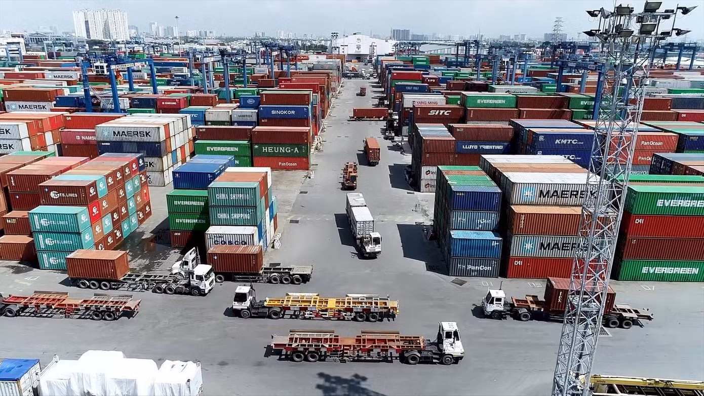 Doanh nghiệp lo “phí chồng phí” trong hoàn cảnh nhiều chi phí đang tăng giá. Ảnh: U.P