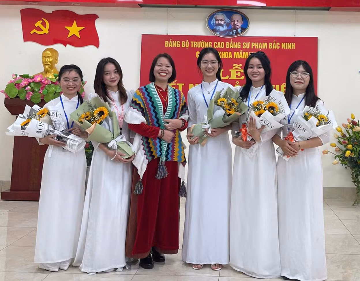 Sinh viên Trường Cao đẳng Sư phạm Bắc Ninh được kết nạp Đảng