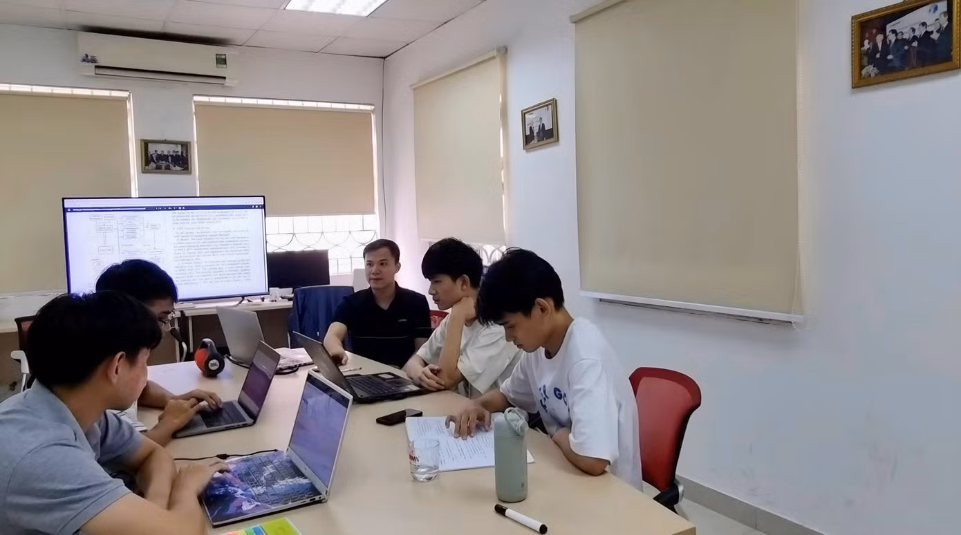 TS Nguyễn Văn Sơn trao đổi với sinh viên tham gia nhóm nghiên cứu