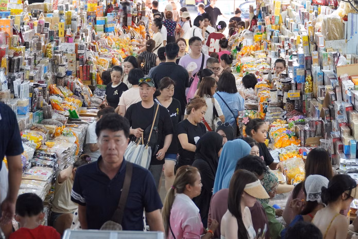 Hàn Quốc là nguồn khách áp đảo trong chợ Hàn. Ảnh: Thanh Hiền