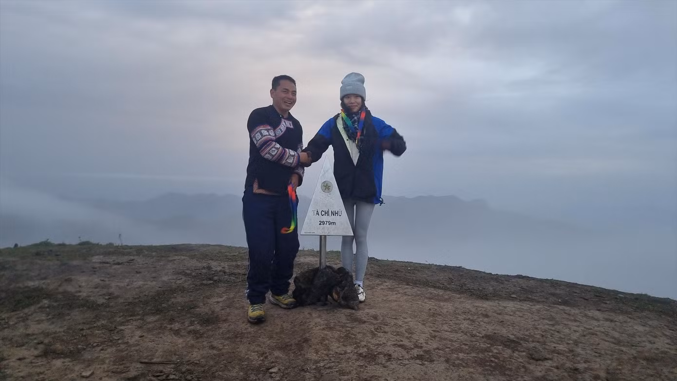 Giàng A Dê dẫn du khách đi tham quan đỉnh Tà Chì Nhù cao gần 3.000m so với mặt nước biển