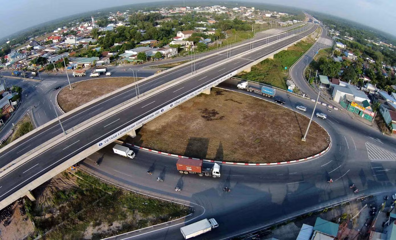 Hệ thống đường cao tốc đóng vai trò là xương sống trong liên kết vùng. Trong ảnh: Nút giao Quốc lộ 51 - cao tốc TPHCM - Long Thành - Dầu Giây. Ảnh: Huy Thịnh