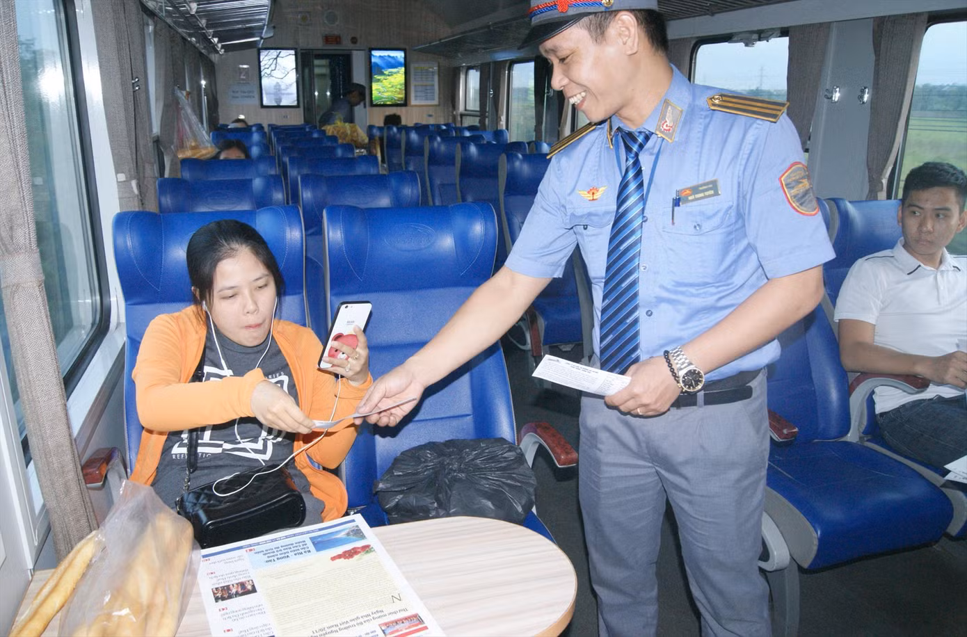 Số khách ít ỏi đi tàu khách Hà Nội – Quán Triều (Thái Nguyên) thời điểm trước khi dừng hoạt động Ảnh: Phạm Thanh