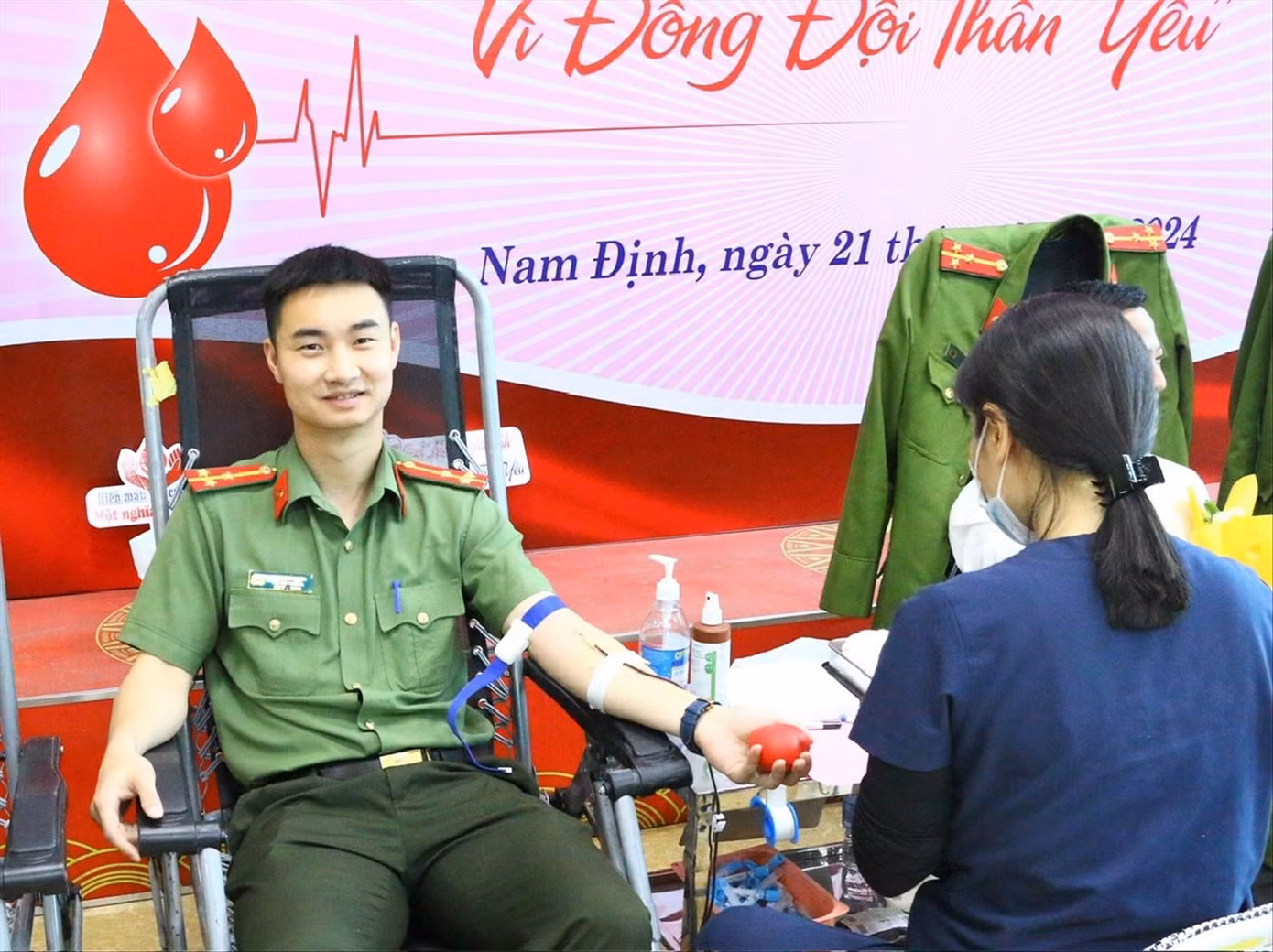 Bên cạnh công tác chuyên môn, Đại uý Phan Quốc Việt rất tích cực tham gia hoạt động Đoàn và các hoạt động xã hội