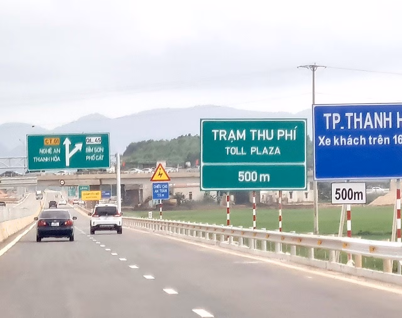 Cao tốc Bắc – Nam đầu tư bằng ngân sách nhà nước chưa được tổ chức thu phí, tuy nhiên, biển báo trạm thu phí đã được lắp đặt để sẵn sàng chuẩn bị thu. Ảnh: H.Việt
