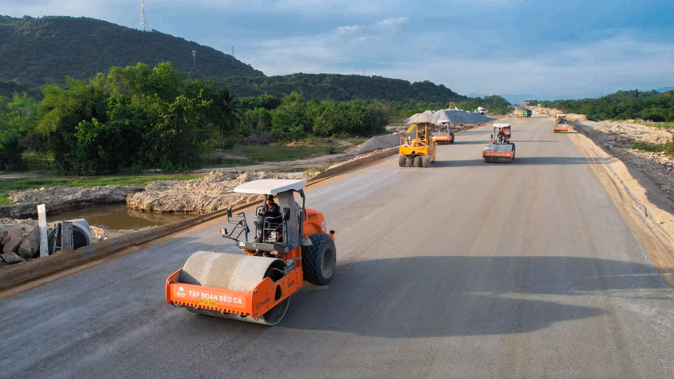 Trên công trường dự án cao tốc Bắc-Nam. Ảnh: Cao Đạt