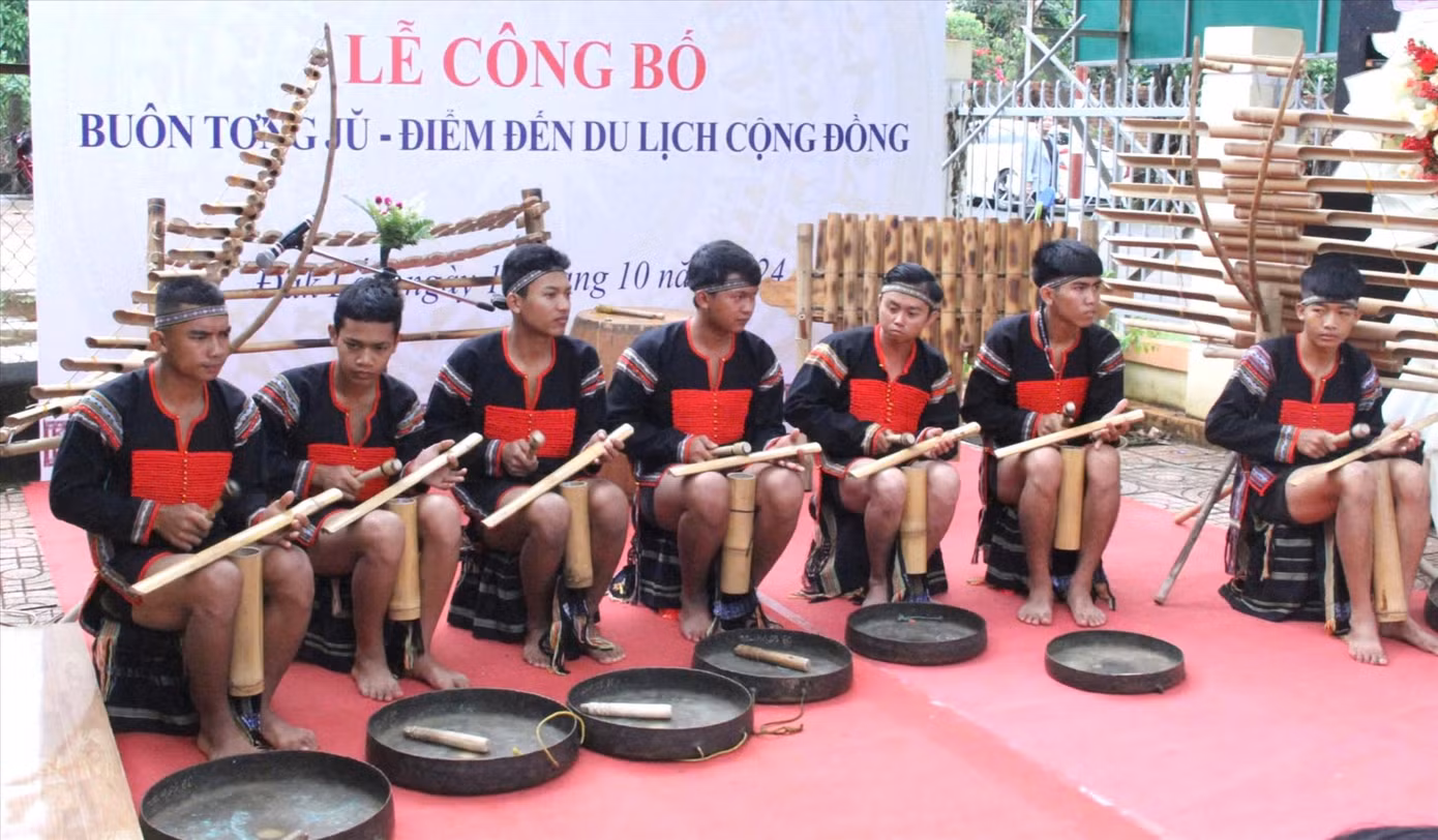 Đội chiêng, đội văn nghệ phục vụ hoạt động du lịch