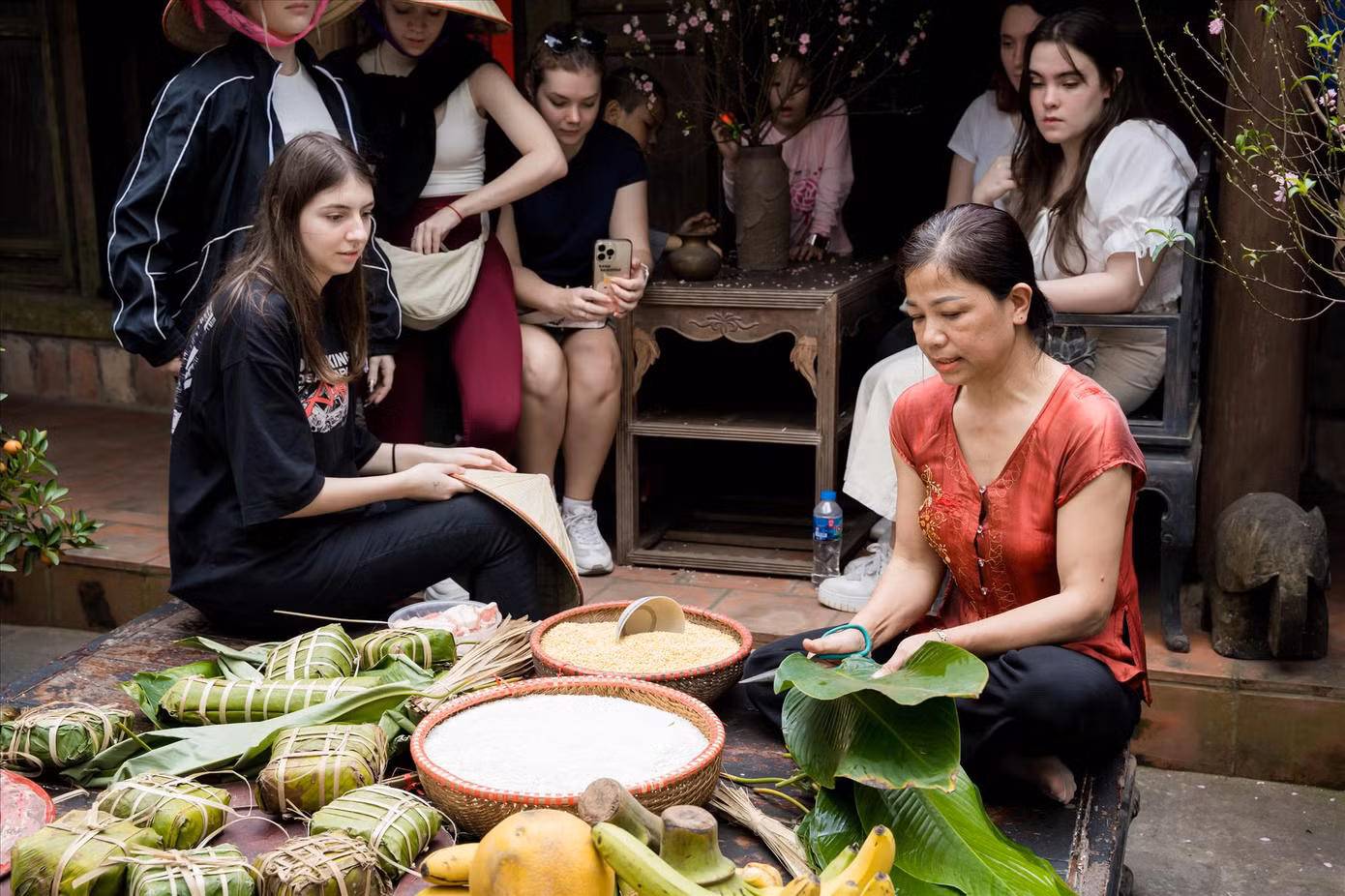 Khách nước ngoài hòa vào không khí Tết tại làng cổ Đường Lâm. Ảnh: Kỳ Sơn