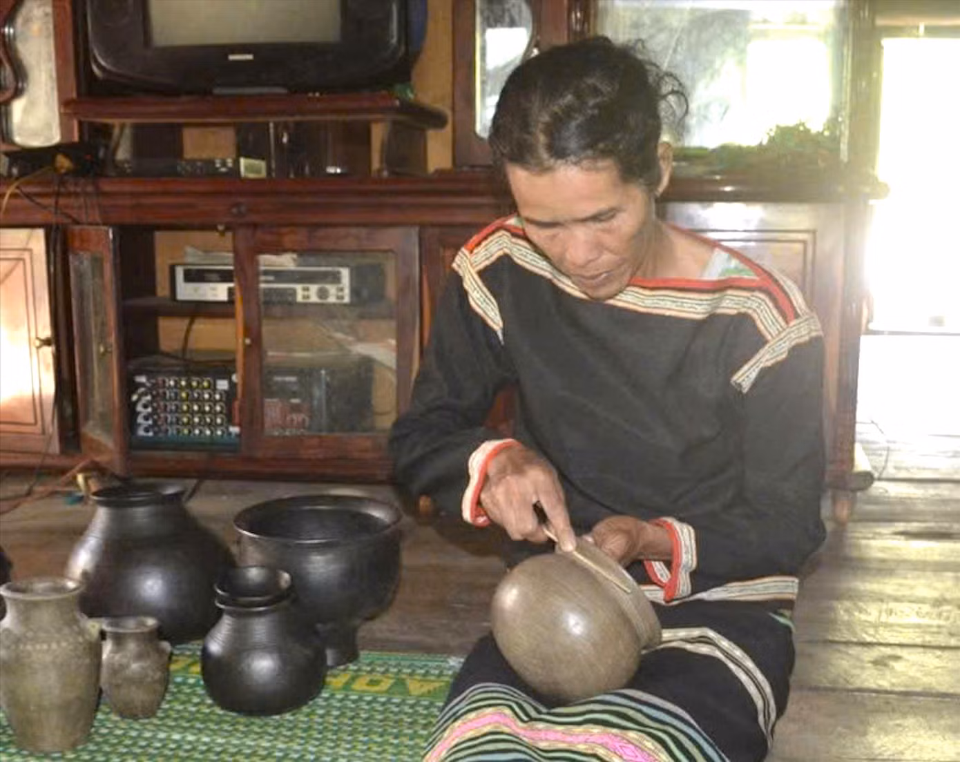 Nghệ nhân H’Lưm Uông tạo hoa văn trên sản phẩm Nghệ nhân H’Lưm Uông tạo hoa văn trên sản phẩm