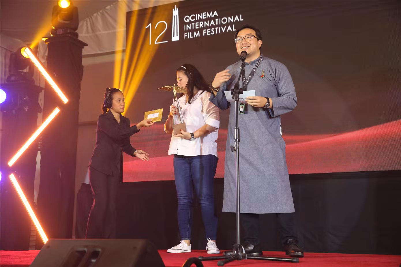 Giám khảo Nguyên Lê (bên phải) giây phút trao giải Đặc biệt của BGK thuộc hạng mục Asian Next Wave cho phim Mưa trên cánh bướm. Ảnh: QCinema