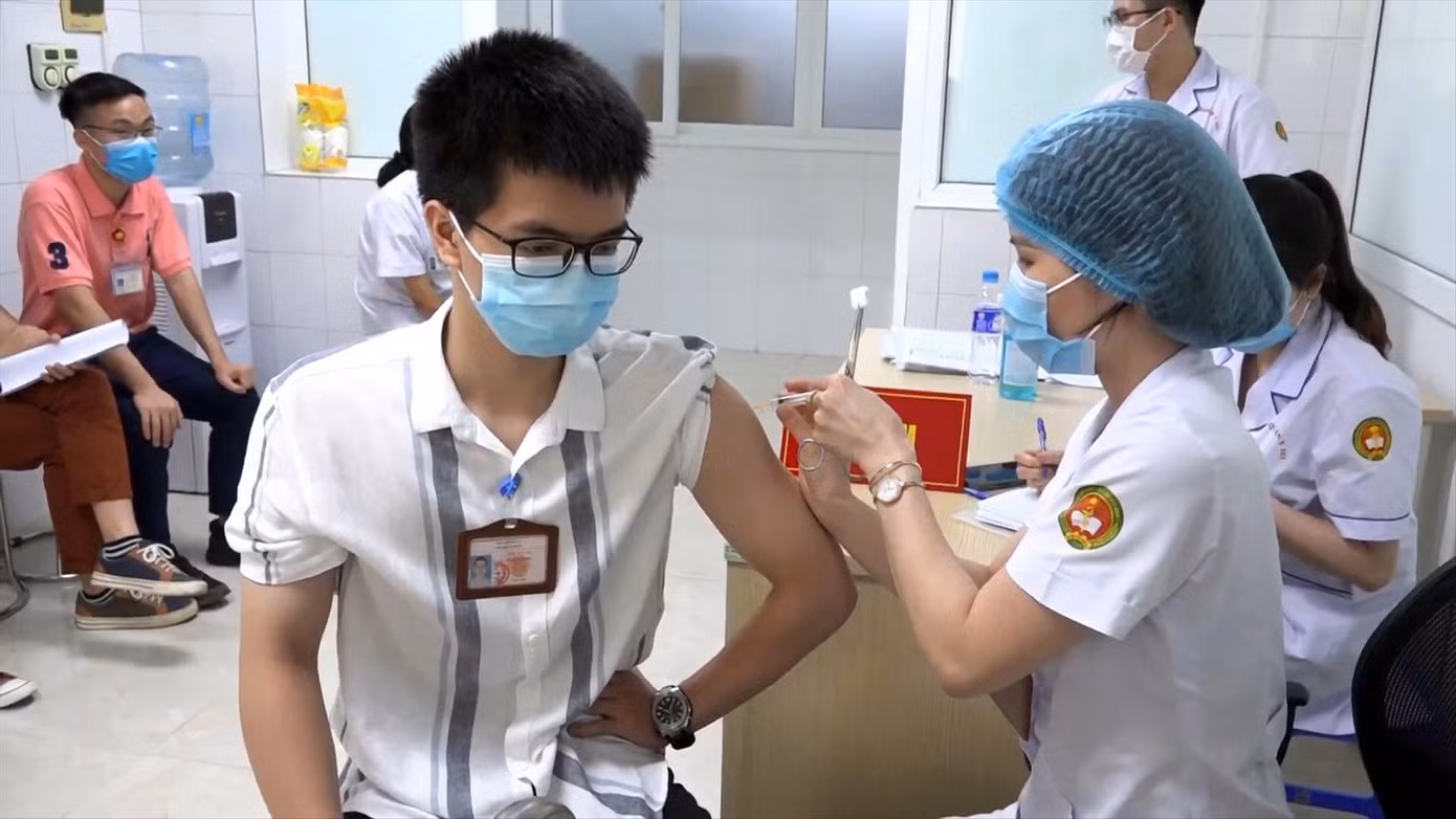 Tiêm vắc xin phòng COVID-19 cho trẻ em Ảnh: Thái Hà