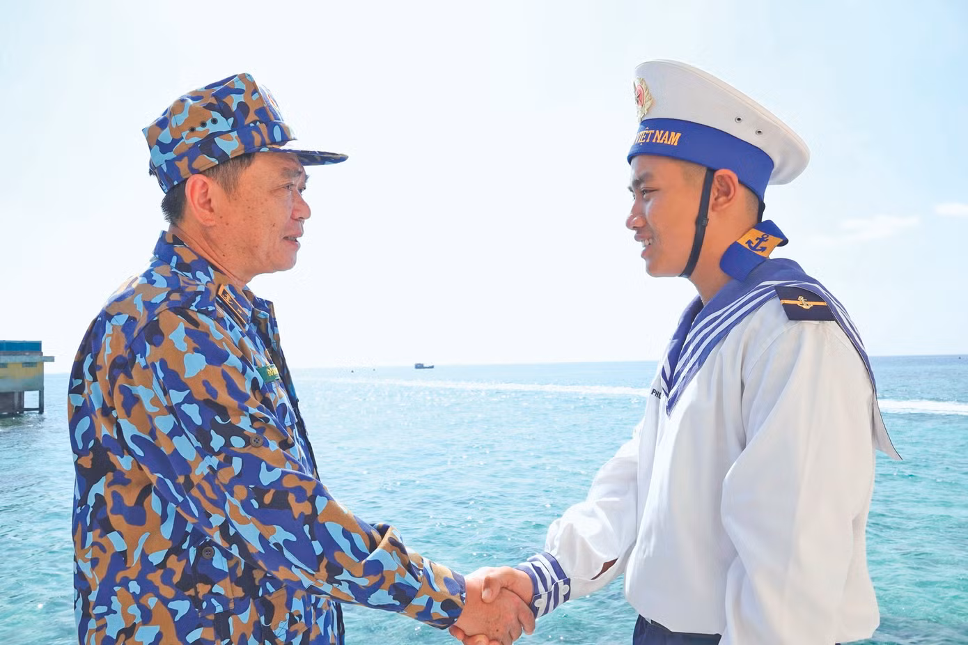 Chuẩn Đô đốc Đỗ Minh Thái - nguyên Phó Tham mưu trưởng Hải quân truyền lửa bảo vệ Tổ quốc cho chiến sĩ Trường Sa, tháng 4/2023.