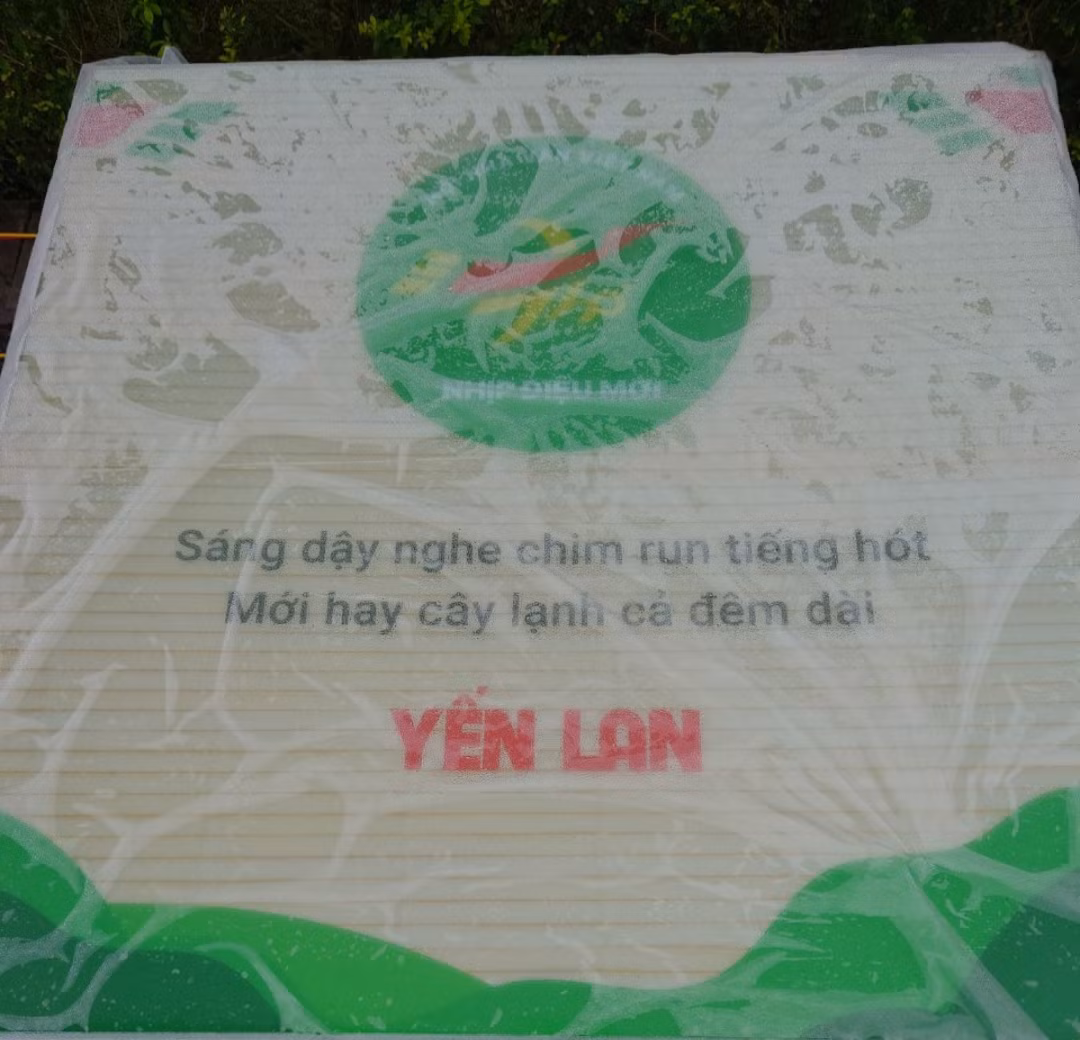 Một câu thơ trên “Đường thơ” Ảnh: BTCCC