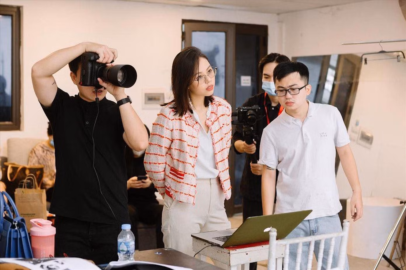 Chị Nguyễn Hồng Nhung (thứ hai từ trái sang) - Giám đốc sáng tạo, Cty truyền thông Cready Creative cùng ekip sáng tạo nội dung.