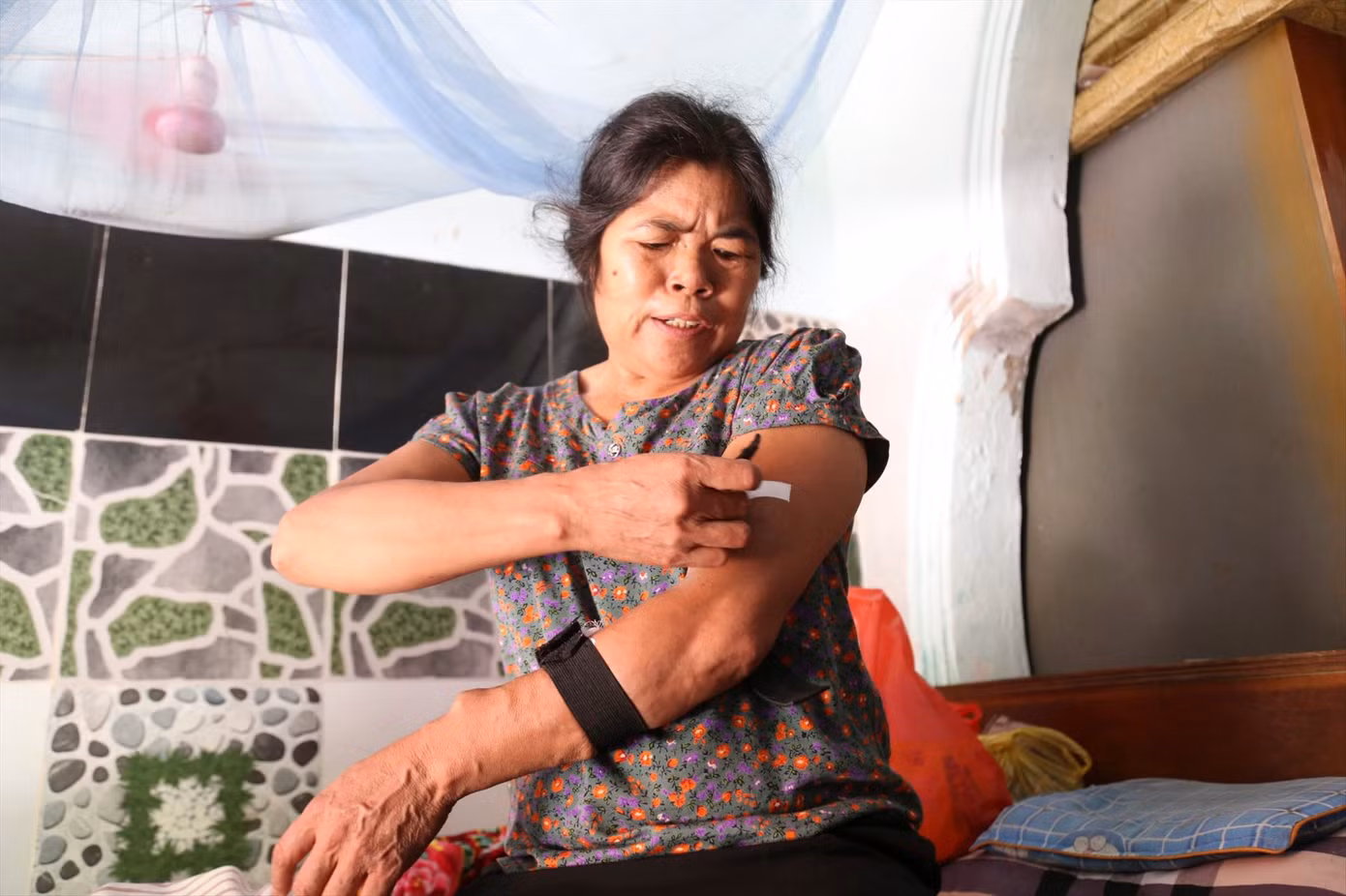 Căn phòng trọ chật chội, với cái nắng nóng gần 40 độ C khiến nhiều bệnh nhân ở ‘xóm chạy thận’ gần như kiệt sức